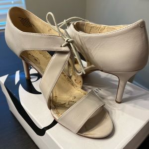 Nine West Off White / Cream Tie Shoes 11M